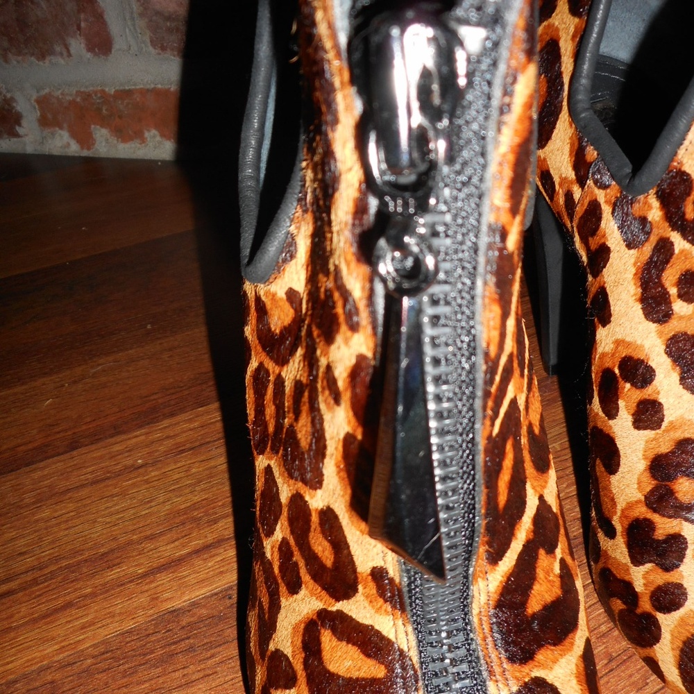 NIB Schutz Leopard peep toe heeled booties, size 8 - Picture 4 of 8